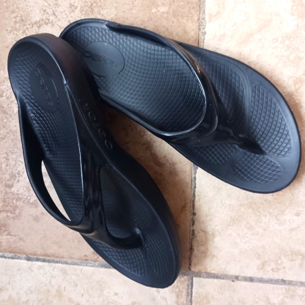 NWOT OOFOS OOLALA SANDAL BLACK